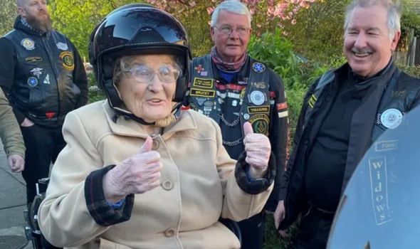 Super baka - i u desetoj deceniji na motociklu!